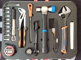 Jorge Soto, mecánico del BH Templo Cafés, nos enseña su caja de herramientas