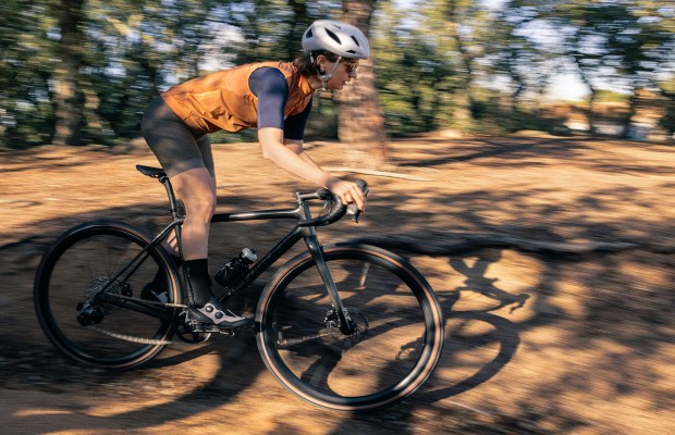 Specialized estrena la gama de zapatillas Recon y el casco Search para gravel