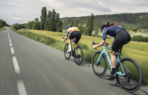 Quand vous accélérez, vous pouvez faire tomber votre partenaire à l'arrière. Comment éviter cela?