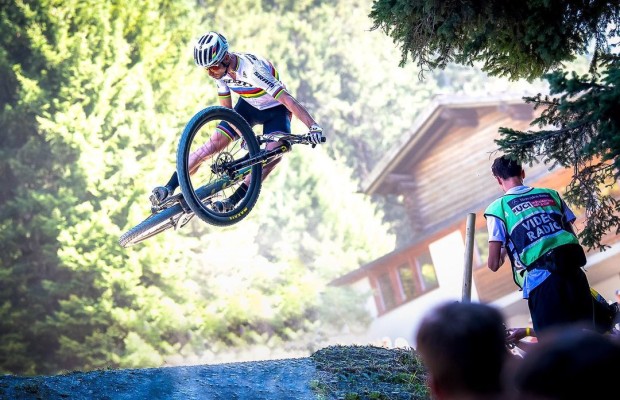 Nino Schurter t'enseigne les bases pour voler et descendre plus rapidement sur ton VTT