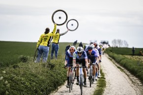 Van der Poel dynamite and wins the Paris-Roubaix 2024