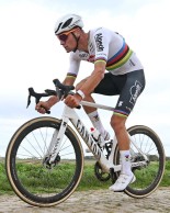 Van der Poel dynamite and wins the Paris-Roubaix 2024