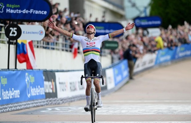 Van der Poel dinamita y gana la París-Roubaix 2024