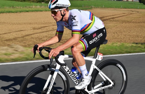 Evenepoel debuts the rainbow jersey on his S-Works Tarmac SL7