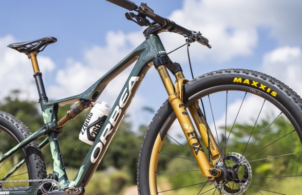 The Orbea Oiz from the Factory Team debuts the gold color in Brazil