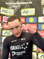 A chuva, o frio e o vento condicionam uma Flecha Valona 2024 que é vencida por Stephen Williams