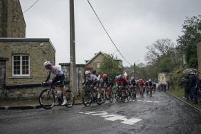 A chuva, o frio e o vento condicionam uma Flecha Valona 2024 que é vencida por Stephen Williams