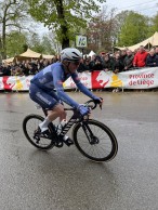 A chuva, o frio e o vento condicionam uma Flecha Valona 2024 que é vencida por Stephen Williams