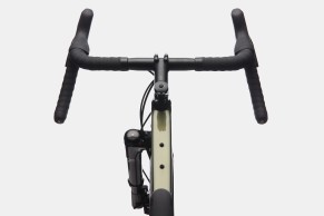 Cannondale hace una apuesta absoluta por el gravel con una trilogía de bicis que suponen varias innovaciones. La principal, sin duda, la introducción de su suspensión de un solo vástago adaptada a todo tipo de terrenos. Ver un cuadro de carretera con el monobrazo delantero es una imagen impactante. Las nuevas Cannondale Topstone se han propuesto reinventar el gravel. Cannondale Topstone: el gravel con Lefty es mejor Sin duda el gravel está ganando terreno en el sector ciclista. Cuando en mountain bike o carretera crecer supone exprimir el mercado, aparecen sectores que colateralmente agrandan el margen para los fabricantes. El gravel es uno, la e-bike es otro. Cannondale Topstone mezcla ambos y presenta tres modelos impresionantes que diversifican la idea que tenemos de gravel. La Cannondale Topstone Carbon Lefty, en primer lugar, es una bicicleta de gravel muy rompedora. No sólo por la tecnología que aporta, que también, sino por la ruputura que esto supone con la estética que había del gravel hasta el día de hoy. Combinando sus sistemas de suspensión en un cuadro de carbono de gravel, han conseguido oro: la trasera KingPin añade una horquilla Lefty Oliver específica para gravel. La Lefty Oliver debe empezar a sonarnos, porque va a hacer mucho ruido a partir de ahora. Así como la Lefty Ocho supone un sistema único en mountain bike, la Lefty Oliver coge de ella lo mejor: la precisión de la Ocho, el Delta Cage Needle Bearing system con un 60% más de rango de rebote, un rebote ajustable para un control total de las oscilaciones de la pedalada, y 30mm de recorrido progresivo para adaptarse a todos los terrenos. Incorpora un bloqueo rapidísimo y muy intuitivo y, por si fuese poco, absorbe impactos incluso bloqueada. La Lefty Oliver de esta Cannondale Topstone facilita toda la construcción delantera, porque además incorpora un nuevo soporte de freno, un StopLock para pinzas de freno con un sistema Flat Mount que ya analizamos recientemente en Brújula Bike y que, aún suponiendo un estándar más a costa del usuario, también supone una limpieza estilística que se une a la Lefty Oliver. Eso sí, no requiere herramientas para desmontar la rueda delantera, eso hay que reconocerlo. No es sólo estética, como puedes comprobar. Además, la Cannondale Topstone Carbon Lefty monnta ruedas de 650b: la relación directa de suspensión y goma es más agresividad sin mermar la comodidad que suponen su suspensión Lefty Oliver. Y es que esta Lefty Oliver es sin duda el centro de los primeros focos. Los ojos se te van hacia ella: una horquilla superligera, de una sola pletina y diseñada específicamente para gravel. Esta horquilla utiliza el mismo tipo de rodamientos de agujas que la Lefty Ocho para XC, y por lo tanto su sistema hidráulico está muy pensado para compresiones no planeadas tanto en asfalto como en terreno suelto. Toda la colección Cannondale Topstone Pero los de Connecticut no se han quedado ahí, y han decidido ahondar en ese concepto pero en la e-bike. Por eso, han presentado dos modelos: la Cannondale Topstone Neo Carbon y la Neo Carbon Lefty. Eléctrica y gravel es sinónimo de más diversión. Si hace unos días Cannondale presentaba la Scalpel, ahora con estas Cannondale Topstone también amplía su catálogo hacia el gravel y hacia la e-bike. Las nuevas versiones eléctricas de la Topstone Carbon, con el prefijo Neo que las define, montan motor Bosch con una autonomía de hasta 127 kilómetros. Con esta Cannondale Topstone apuestan por dos configuraciones de cuadro y horquilla: una versión con ruedas 700c y horquilla rígida; y otra con ruedas 650b y la Lefty Oliver como suspensión delantera. La primera, conserva el carbono en su horquilla y nada de absorción. El gravel tradicional pero con calidad Cannondale. Pero la segunda, la Cannondale Topstone Neo Carbon Lefty sí que integra la Lefty Oliver, que junto al KingPin suponen la doble suspensión de esta eléctrica de Cannondale. Toda la gama de la Cannondale Topstone Carbon Lefty consta de estas tres más una cuarta: un modelo que escapa del unisex y se centra en el público femenino en particular, fabricada en tallas XS, S y M. Las demás, en tallas XS, S, M, L y XL. Las Neo, e-bikes, en tallas S, M, L y XL. Los precios tienen una horquilla demasiado amplia, así que mejor y más comprensible es verlos en una tabla sintética: Y los modelos, uno a uno, son los siguientes: Cannondale Topstone Carbon Lefty 1 Horquilla Lefty Oliver 30mm SRAM eTap AXS Force Permite neumáticos 650b con 47c 7499€ Cannondale Topstone Carbon Lefty 3 Horquilla Lefty Oliver 30mm Shimano GRX 3799€ Cannondale Topstone Carbon Neo Lefty 1 Horquilla Lefty Oliver 30mm SRAM eTap AXS Force Bosch Performance CX 500Wh 8999€ Cannondale Topstone Carbon Neo 2 Horquilla de carbono Shimano GRX Bosch Performance CX 500Wh 6299€ Cannondale Topstone Carbon Neo Lefty 3 Horquilla Lefty Oliver 30mm Shimano GRX Bosch Performance CX 500Wh 5799€ Cannondale Topstone Carbon Neo 4 Horquilla de carbono Shimano GRX Bosch Performance CX 500Wh 4499€