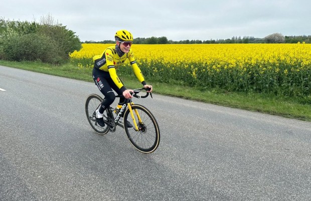Vingegaard gets on the bike a month after the accident and he wants to be at the start of the Tour