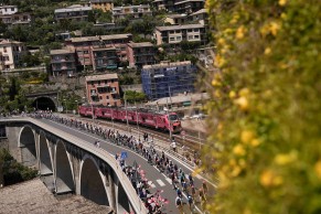 Benjamin Thomas, consolidating the breakaway, leaves the Giro sprinters with a look of circumstance