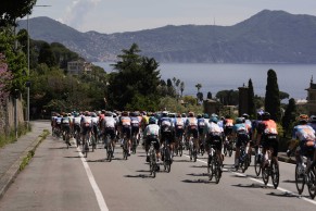 Benjamin Thomas, consolidating the breakaway, leaves the Giro sprinters with a look of circumstance