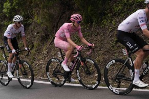 Benjamin Thomas, consolidating the breakaway, leaves the Giro sprinters with a look of circumstance