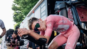 What is the origin and history of the pink jersey of the Giro d'Italia?