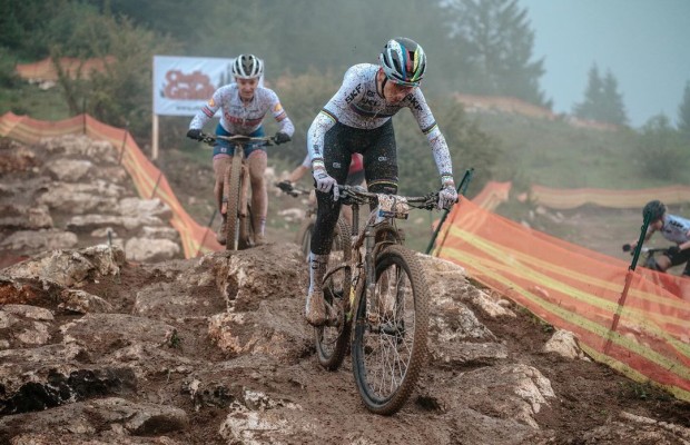 Simon Andreassen e Pauline Ferrand-Prevot vencem o Campeonato Europeu de XCC 2024