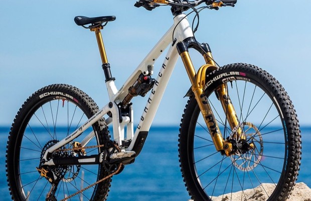 Mais imagens do que parece ser um novo amortecedor eletrônico FOX