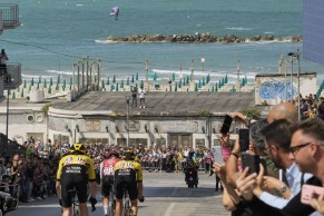 Jonathan Milan scores his second stage in the Giro d'Italia 2024