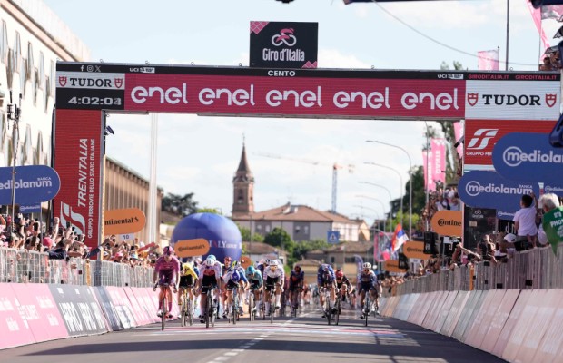 No hay dos sin tres. Jonathan Milan imbatible en el sprint del Giro