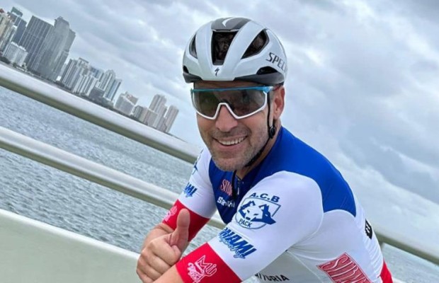 He flees from an anti-doping control and runs over the race director with his car