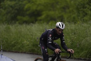 The snow cuts off stage 16 of the Giro d'Italia 2024, which is once again won by Pogacar