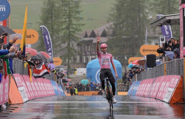 A neve interrompe a etapa 16 do Giro d'Italia 2024, vencida novamente pela Pogacar
