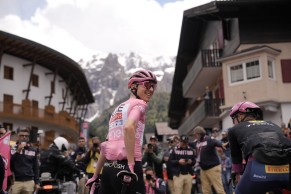 Tubular, perneras por encima del culote, maillot corto o bolsa de repuestos ¿Es Pogacar el mejor globero del mundo?