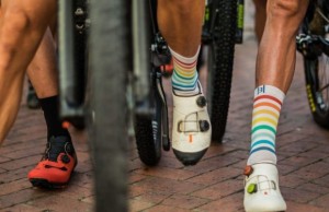 Tubular, perneras por encima del culote, maillot corto o bolsa de repuestos ¿Es Pogacar el mejor globero del mundo?