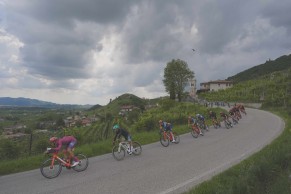 Tim Merlier wins the crazy sprint that concluded stage 18 of the Giro d'Italia 2024