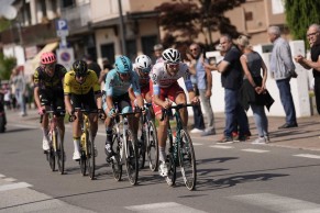 Tim Merlier wins the crazy sprint that concluded stage 18 of the Giro d'Italia 2024