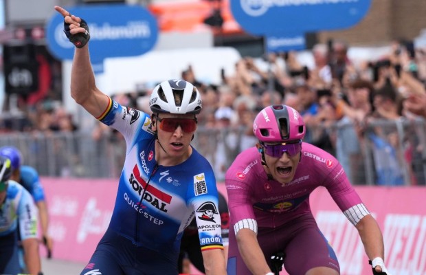 Tim Merlier wins the crazy sprint that concluded stage 18 of the Giro d'Italia 2024