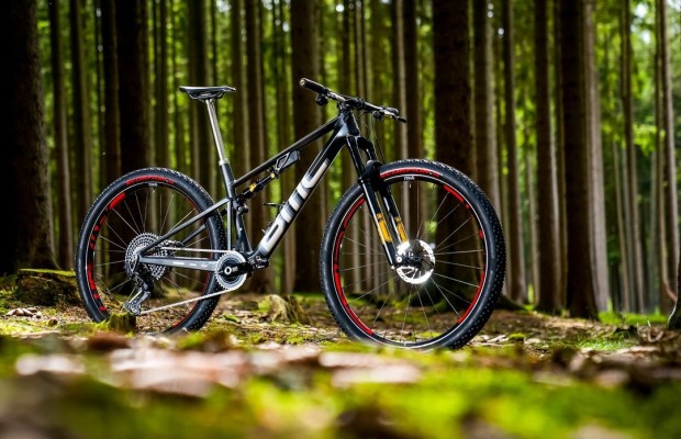 Titouan Carod debuts BMC Fourstroke 01 in Nove Mesto and rides the electronic prototype from Öhlins