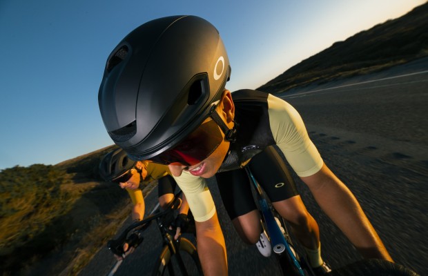 Nouveau Oakley Aro 7 : le verre intégré est de nouveau à la mode