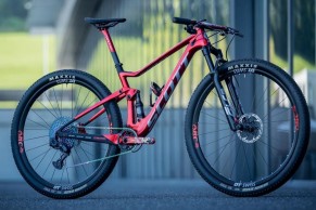 Así ha cambiado la Scott de Nino Schurter en 10 años: ahora pesa 2 kg más