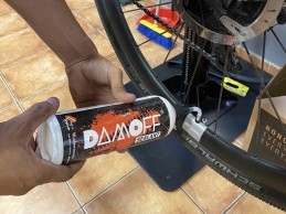 When must the tubeless tire sealant be replaced? What quantity?