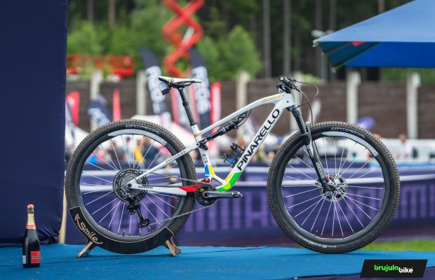 Em detalhe, a Pinarello Dogma XC com a qual Pauline Ferrand-Prevot ganhou a Copa do Mundo XCO de Nove Mesto
