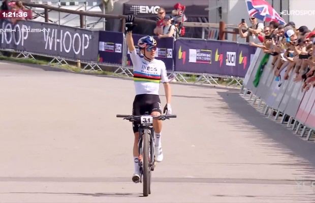 Tom Pidcock a signé une performance exceptionnelle pour être couronné champion de la Coupe du Monde XCO de Nove Mesto