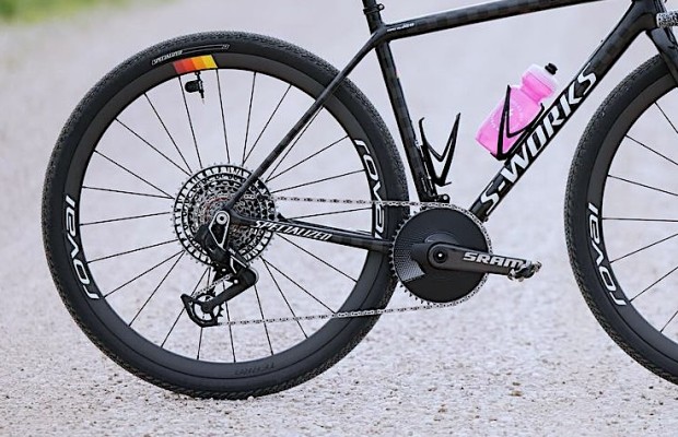 SRAM dévoile son premier groupe 1x13 : il est électronique, pour le gravel et se monte directement sur le cadre