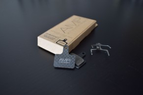 Llegan a España las pastillas de carbono AMP para Mountain Bike y carretera