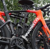 INEOS Grenadiers revela uma nova Pinarello Dogma F em competição