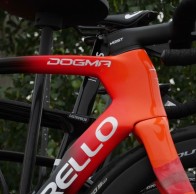 INEOS Grenadiers revela uma nova Pinarello Dogma F em competição
