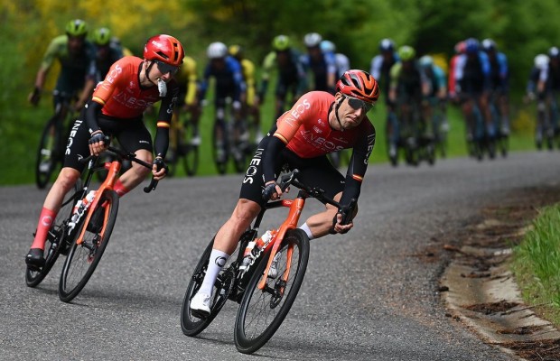 INEOS Grenadiers revela uma nova Pinarello Dogma F em competição