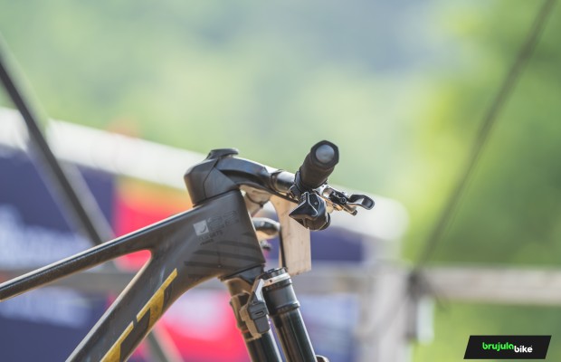 Nino Schurter est en train d'essayer quelque chose de nouveau sur la commande AXS de SRAM