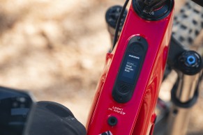 SRAM lance une batterie externe pour son groupe Eagle Powertrain