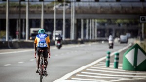 ¿Se puede circular en bicicleta por la autovía?