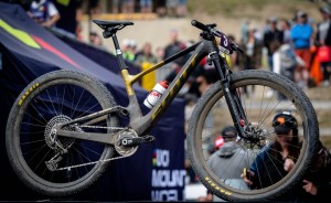 Nino Schurter explica en este vídeo cómo fue el desarrollo del sistema Flight Attendant