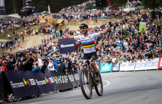 Nino Schurter explica en este vídeo cómo fue el desarrollo del sistema Flight Attendant