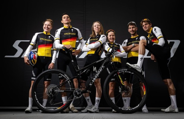 Le Specialized Factory Racing change de couleurs pour célébrer le 50e anniversaire de la marque