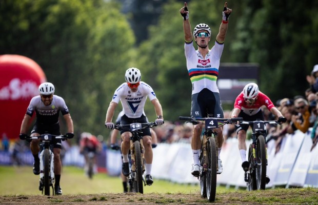 Sam Gaze gana en un sprint final a cinco la Copa del Mundo XCC de Val di Sole