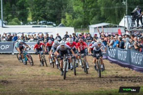 Sam Gaze gana en un sprint final a cinco la Copa del Mundo XCC de Val di Sole