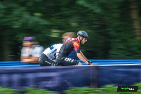 Sam Gaze gana en un sprint final a cinco la Copa del Mundo XCC de Val di Sole
